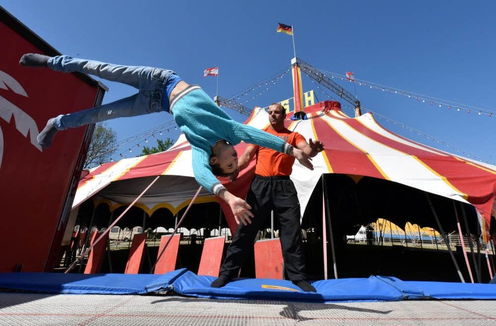 Artist René Scholl wird mit seinem Sohn Joey und Bruder Alfred auf dem Trampolin zu sehen sein.
