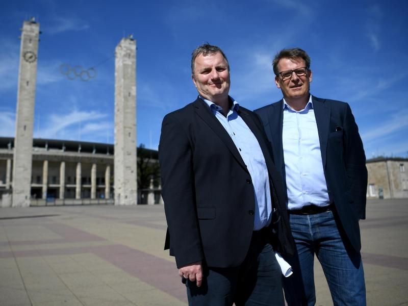 ARD-Sportkoordinator Axel Balkausky (l) und ZDF-Sportchef Thomas Fuhrmann posieren vor dem Berlienr Olympiastadion. Foto: Britta Pedersen