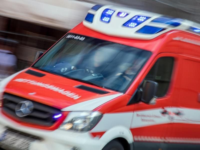 Ein Rettungswagen fährt mit Blaulicht zu einem Einsatz. Foto: Jens Büttner/Archiv
