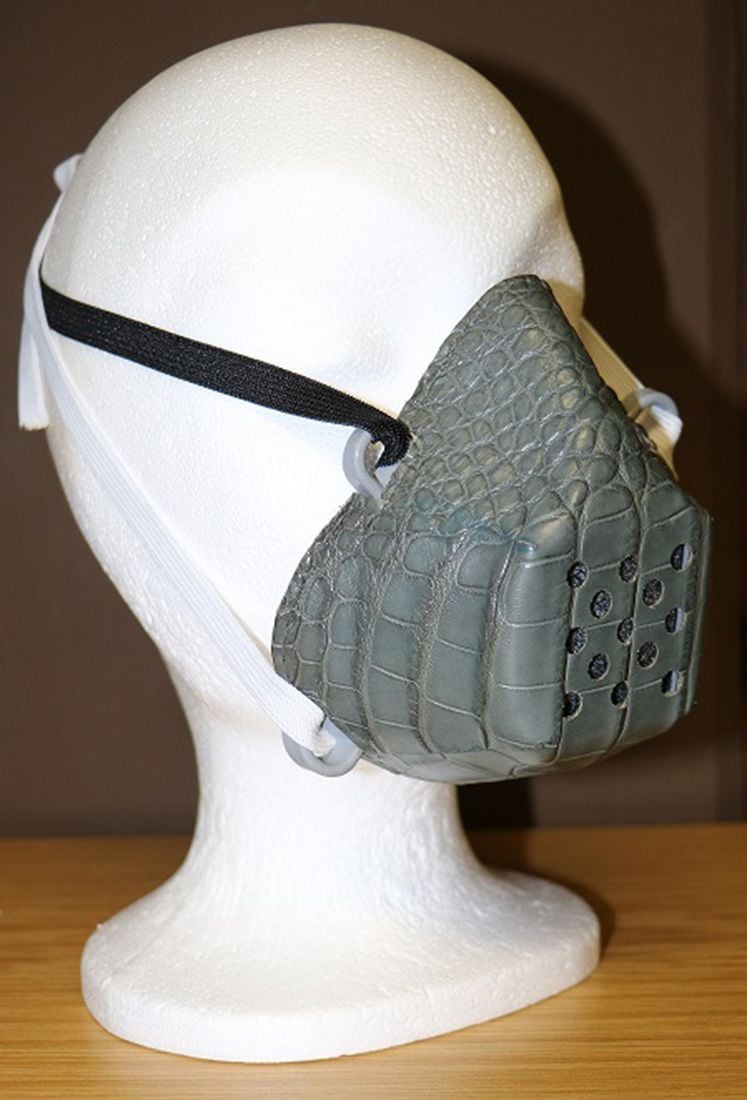 Eine Maske aus Krokodil-Leder sitzt auf einem Plastik-Kopf beim Zoll in Speyer.