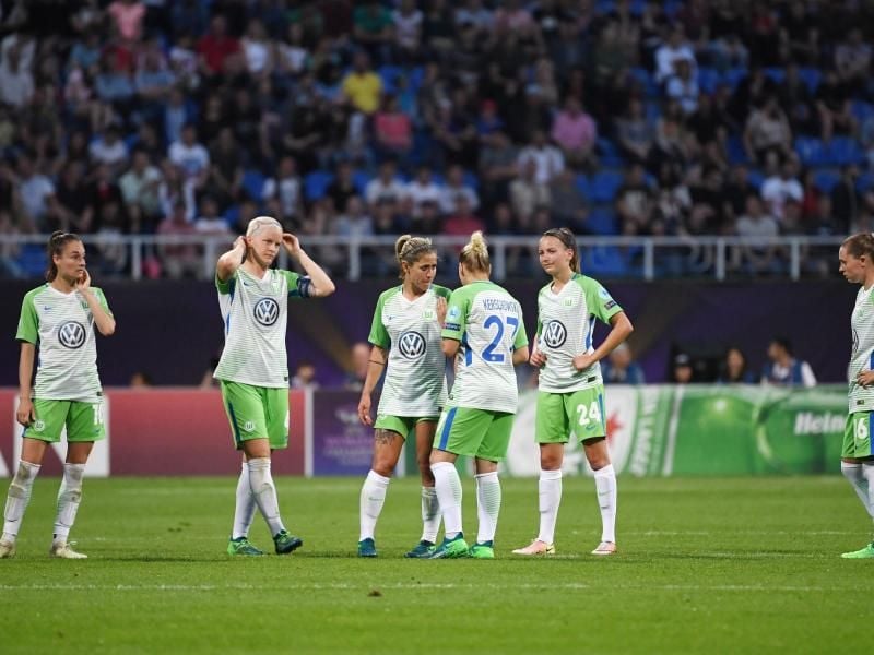 Die Wolfsburger Spielerinnen stehen nach dem verlorenen Finale gegen Lyon auf dem Kiewer Rasen. Foto: Ina Fassbender