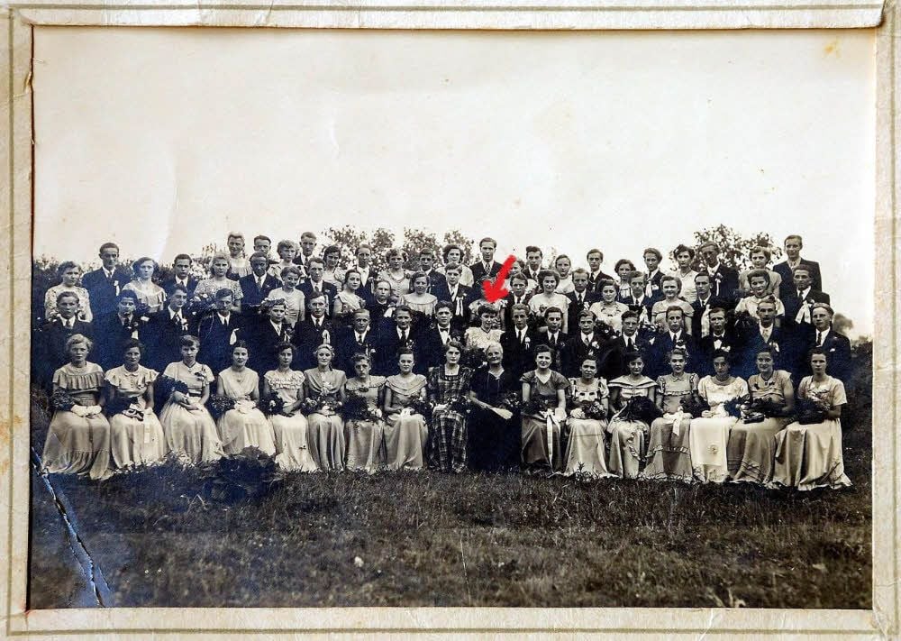 Auf diesem Foto entdeckte sich Jutta Arendt (Pfeil, direkt hinter Tanzlehrerin Ella Beck stehend), die in Vancouver, Kanada, lebt. Zum Glück war sie gerade bei Verwandten in Zeitz zu Besuch und las dort die MZ.