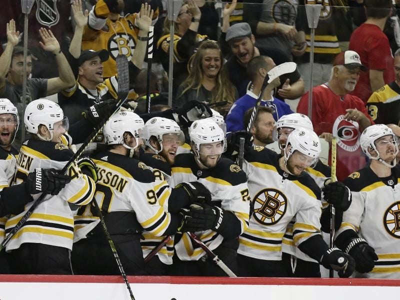 Die Spieler der Boston Bruins feiern den Einzug ins Finale des Stanley Cups. Foto: Gerry Broome/AP