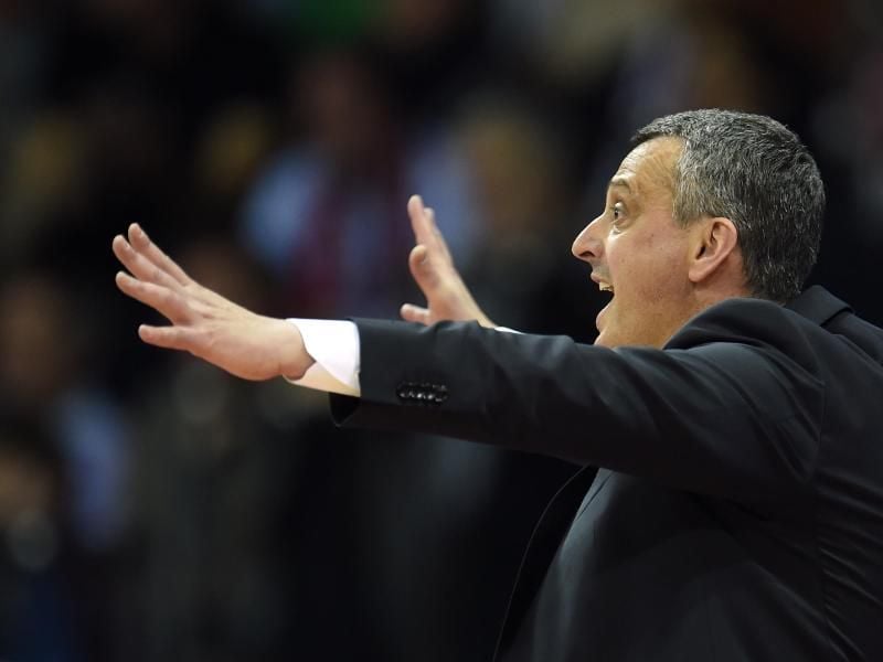 Bayerns Trainer Dejan Radonjic gestikuliert während des Spiels. Foto: Andreas Gebert