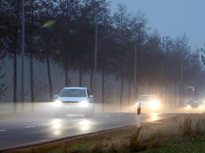 Gerade im Herbst und Winter ist gutes Scheinwerferlicht für Autofahrer unerlässlich - Ersatzlampen müssen dabei nicht teuer sein. Foto: Jan Woitas/dpa-Zentralbild/dpa-tmn