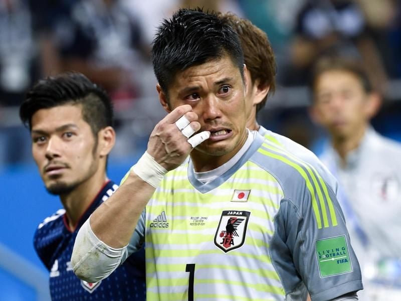 Japans Torwart Eiji Kawashima und sein Teamkollege Hotaru Yamaguchi (l) sind nach dem 2:3 bitter enttäuscht. Foto: Laurie Dieffembacq/BELGA