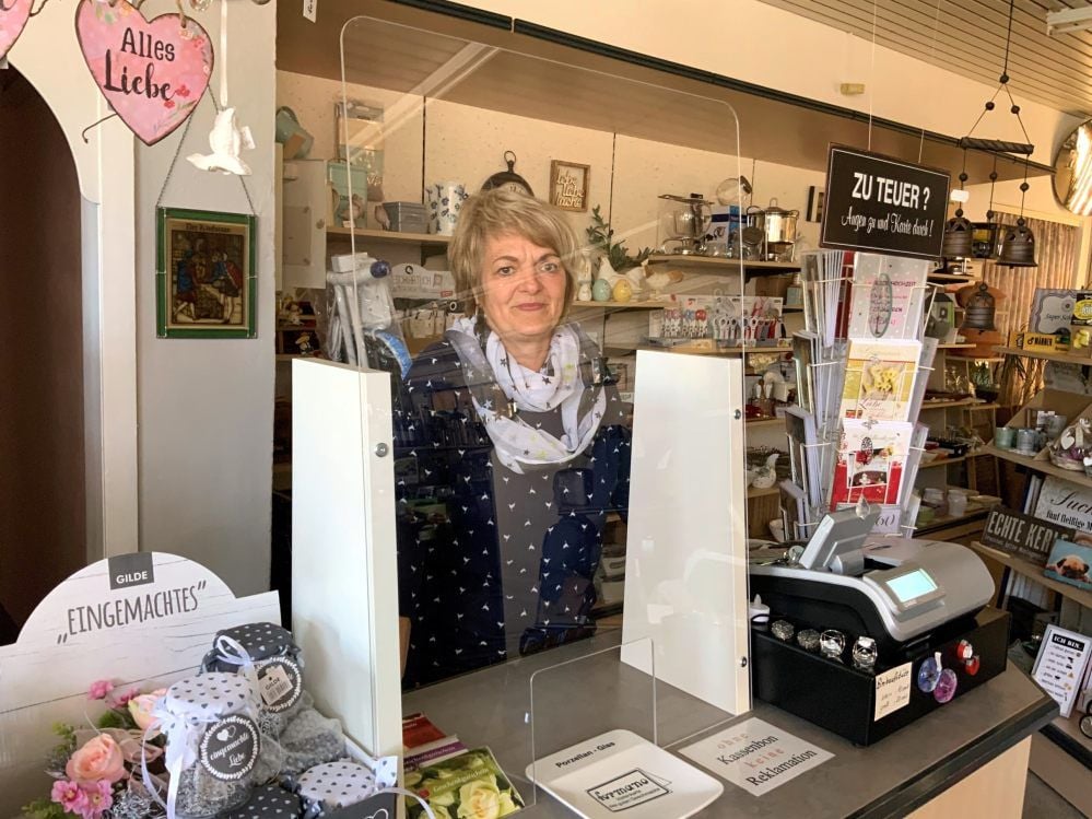 Karola Baier ist froh, dass fast pünktlich zum Start nach der verordneten Schließung der Plexiglasschutz ankam.