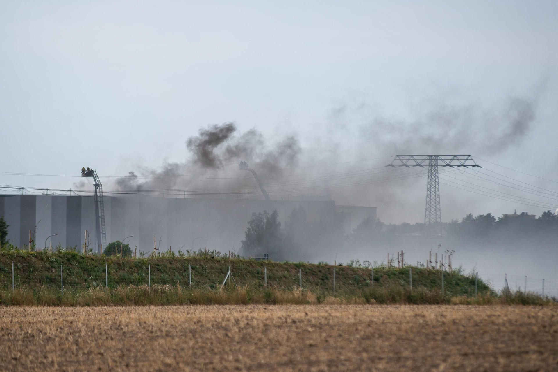 In Radeburg im Landkreis Meißen hat es am späten Montagnachmittag einen Brand gegeben. In einem Industriegebiet direkt an der A13 stiegen dichte Rauchschwaden aus einer Lagerhalle auf.