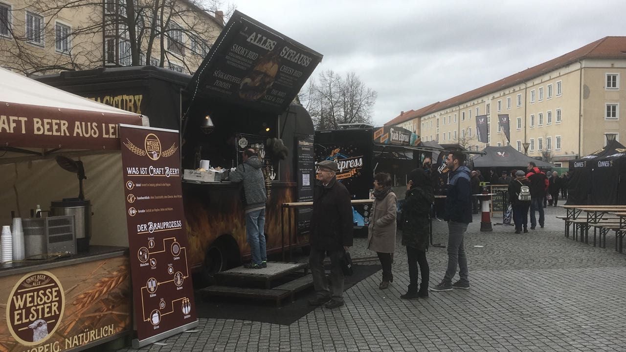 Erster Besucher stöbern am Freitagnachmittag bereits durch die Stände des Street Food Festivals auf dem Dessauer Marktplatz.