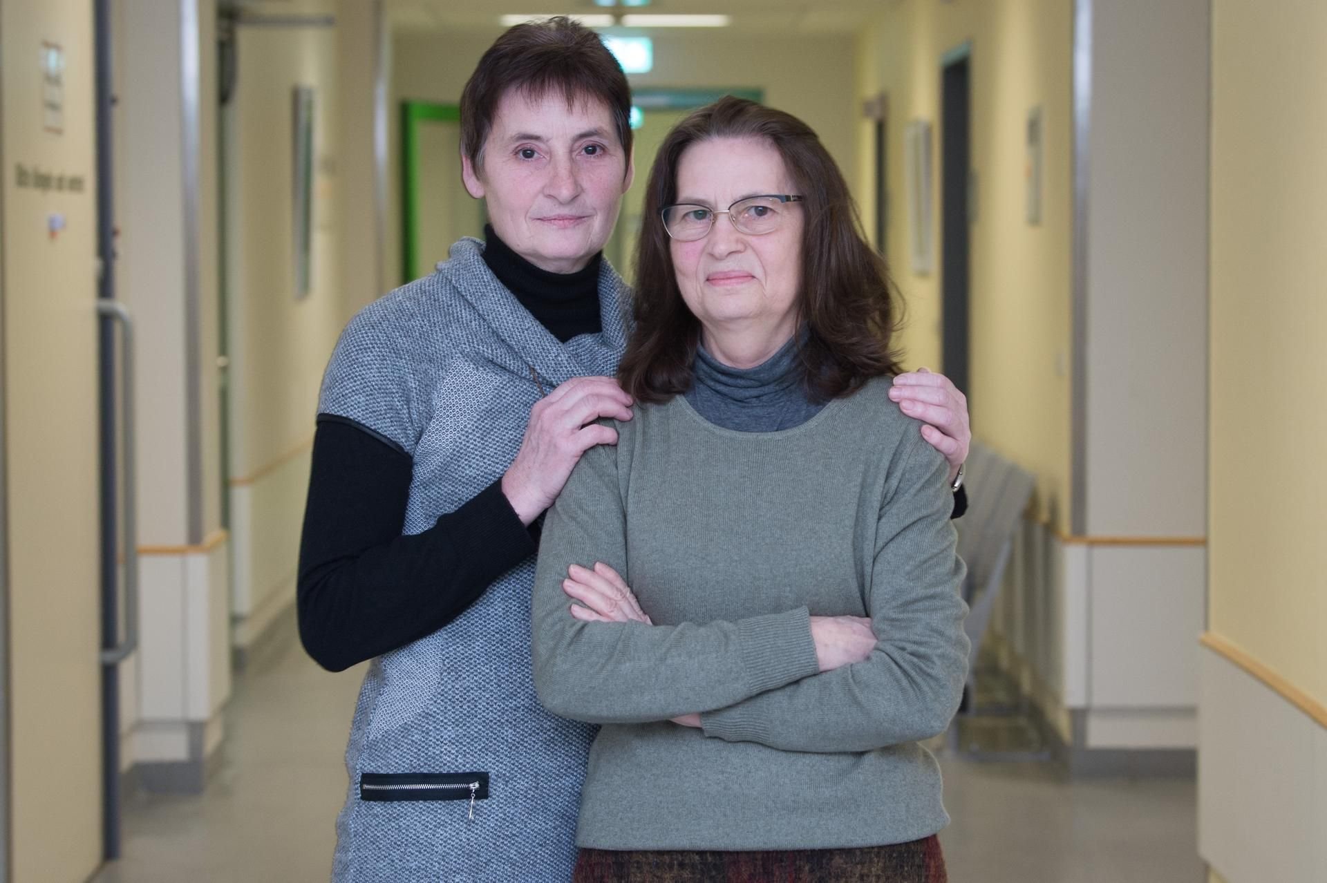 Lilli Kuhn (l) und Olga Hilz stehen im Herzzentrum Dresden nebeneinander.