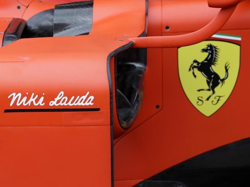 Auch Ferrari würdigt Niki Lauda: Sein Name fährt auf dem roten Boliden mit. Foto: Luca Bruno/AP
