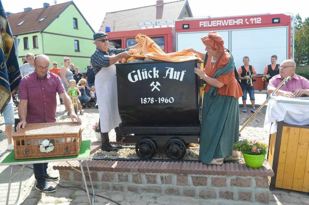 Drei Jahre lang hatte Gerd-Peter Bartosch (rechts im Bild) nach einem solchen Förderwagen gesucht. Im Erzgebirge wurde er fündig.