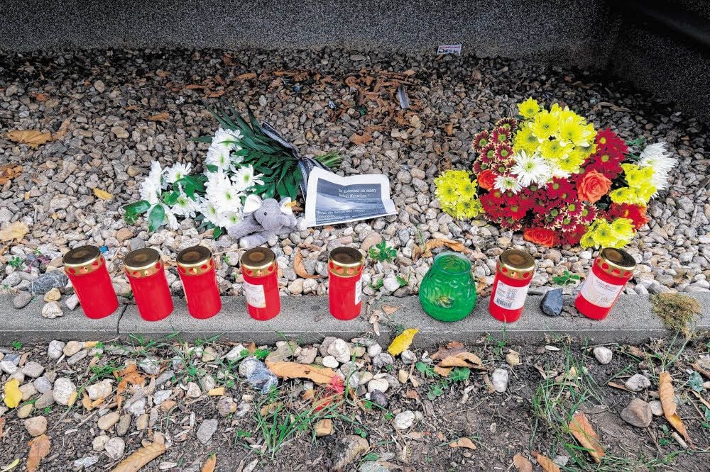 An der Stelle, an der die 15-Jährige vom Balkon stürzte, stehen seit Freitag Kerzen und Kuscheltiere zum Gedenken.