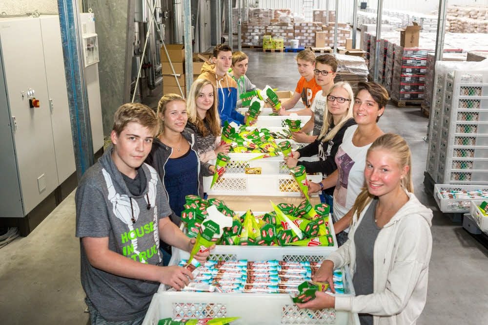 15 Schüler arbeiten acht Tage bei Zetti in Zeitz und füllen 78.000 kleine Zuckertüten für ABC-Schützen in Mitteldeutschland.