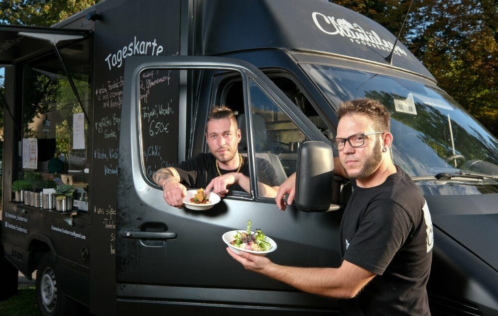Haben sich einen Traum erfüllt: Alexander John (l.) und Christian Hoffmann bieten in ihrem Food-Truck junge, innovative Küche.