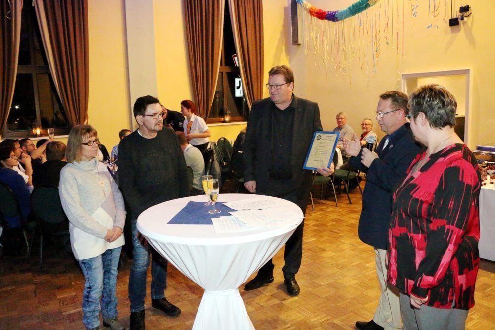 Während des Neujahrsempfangs vom Holzdorfer Karnevals Club wurden durch HKC-Präsident Uwe Gäbelein (2. v. r.) Gudrun und Hermann Böttcher, Reimo Ziemer und Andrea Gäbelein geehrt.