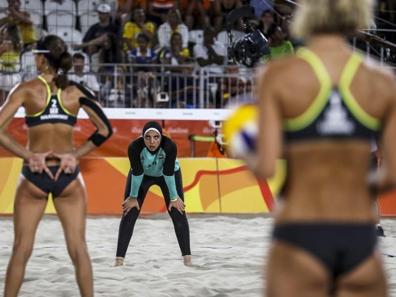Das deutsche Beachvolleyball-Duo kontrastiert mit der islamisch korrekt gekleideten Ägypterin. Foto: Antonio Lacerda