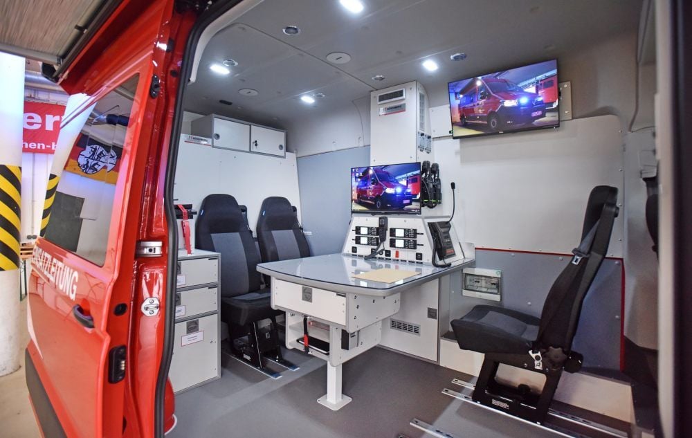 Blick in den neuen Einsatzleitwagen der Zörbiger Feuerwehr