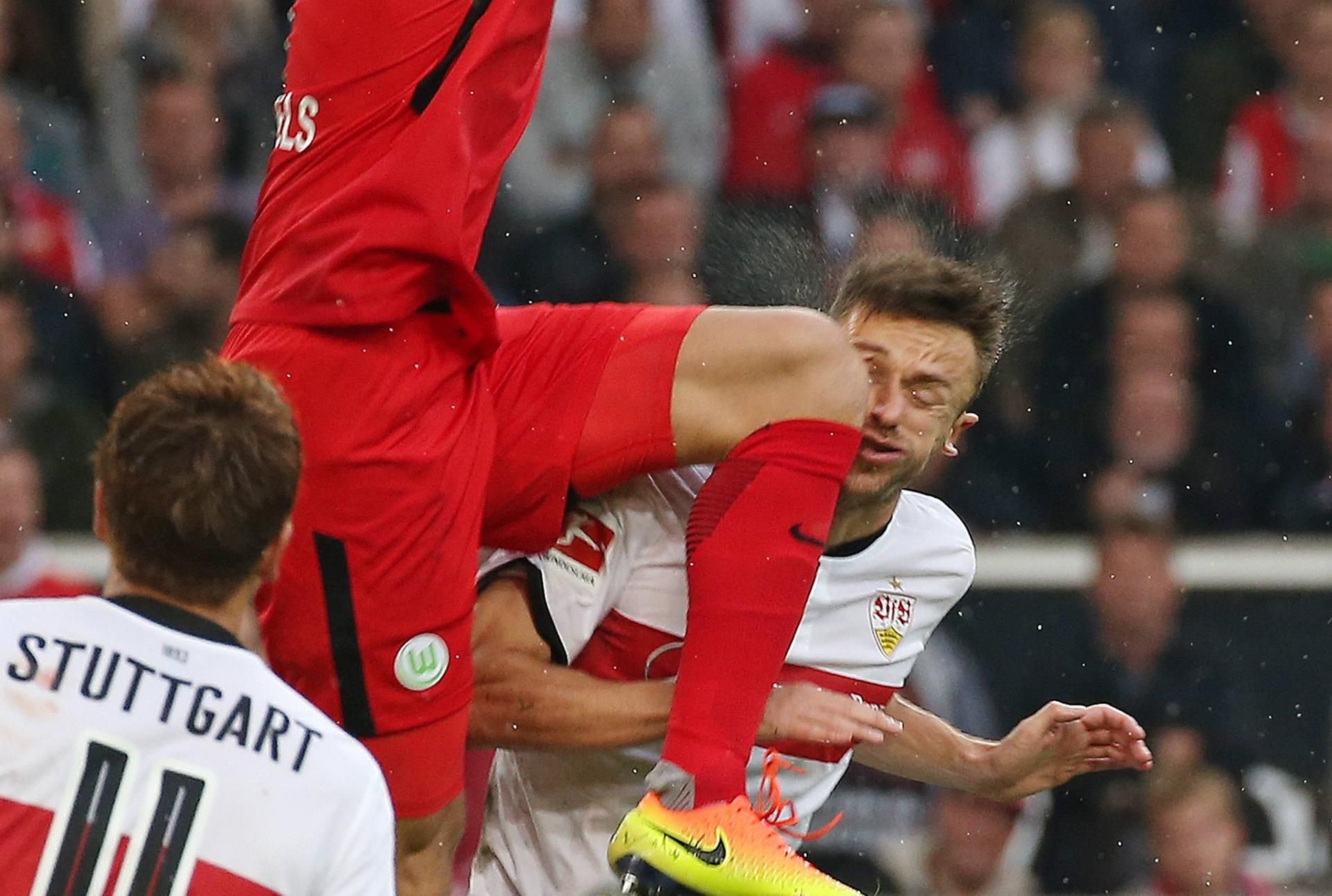 Die Szene: Koen Casteels erwischt Christian Gentner voll mit dem Knie im Gesicht.
