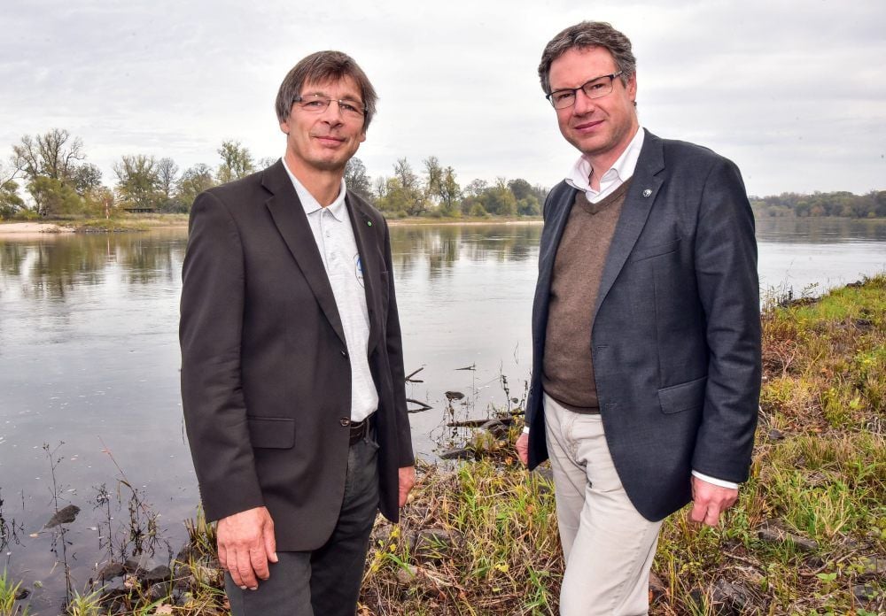 Guido Puhlmann von der Biosphäre Mittelelbe und Christoph Heinrich, Vorstand Naturschutz WWF Deutschland, vor passender Kulisse.