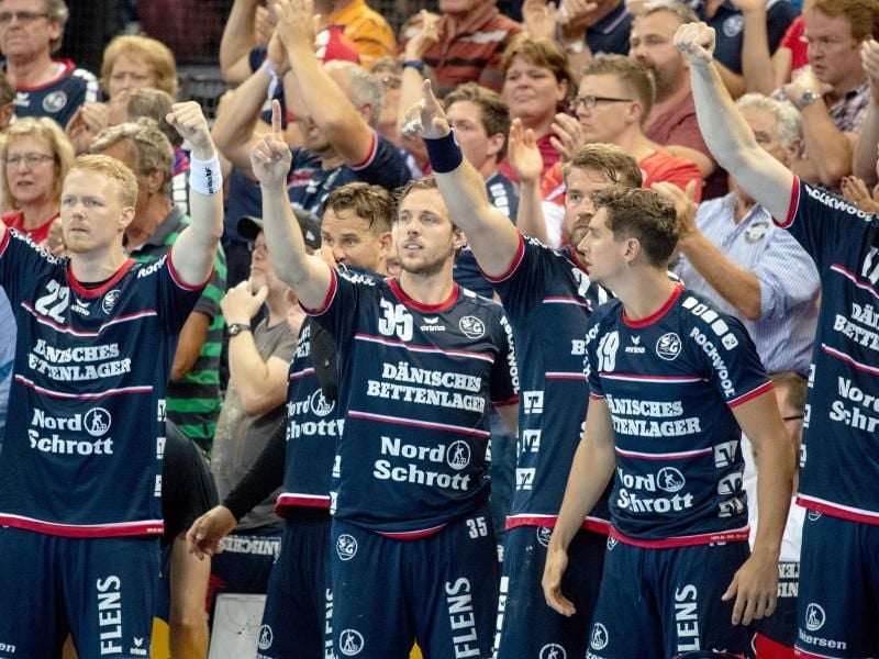 Die SG Flensburg-Handewitt ist zum zweiten Mal Deutscher Meister. Die Bank jubelt. Foto: Axel Heimken