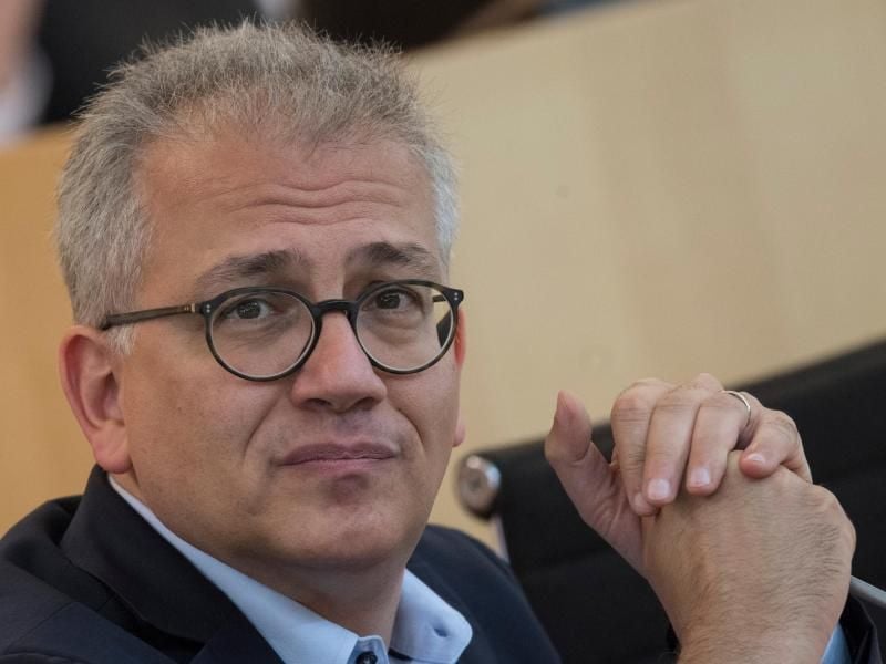 Tarek Al-Wazir (Grüne) verfolgt während einer Plenardebatte einen Redebeitrag. Foto: Boris Roessler/Archiv