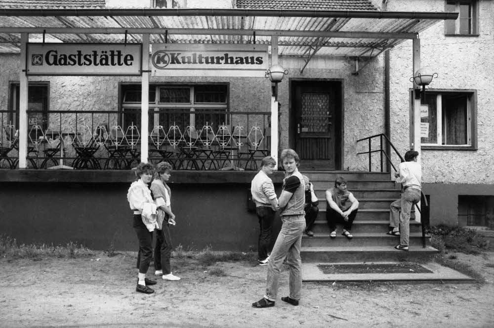 Vor dem Dorfgasthaus in Brandenburg, 1984.