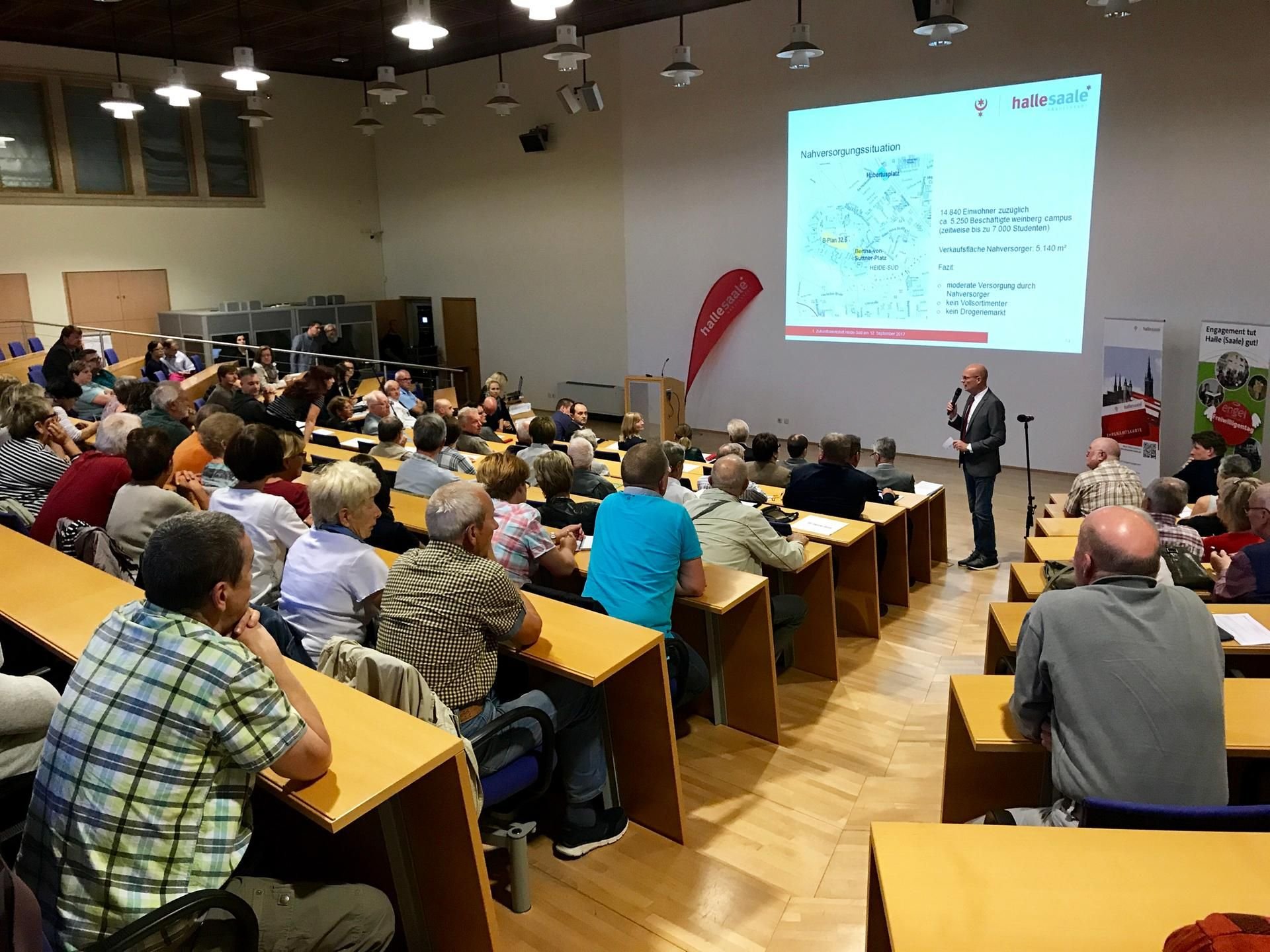 Der Hörsaal des Leibniz-Instituts war zur Bürgerversammlung am Dienstagabend gut gefüllt.