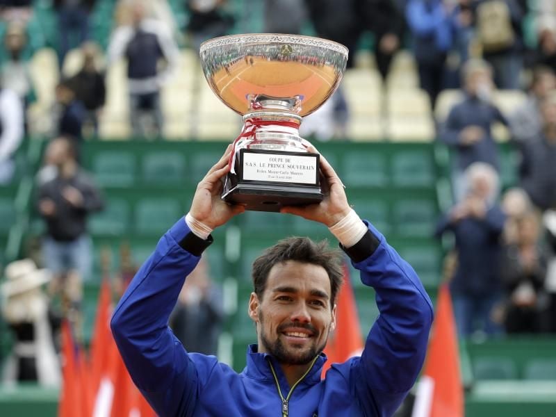 Sieger Fabio Fognini aus Italien hält die Trophäe. Foto: Claude Paris/AP