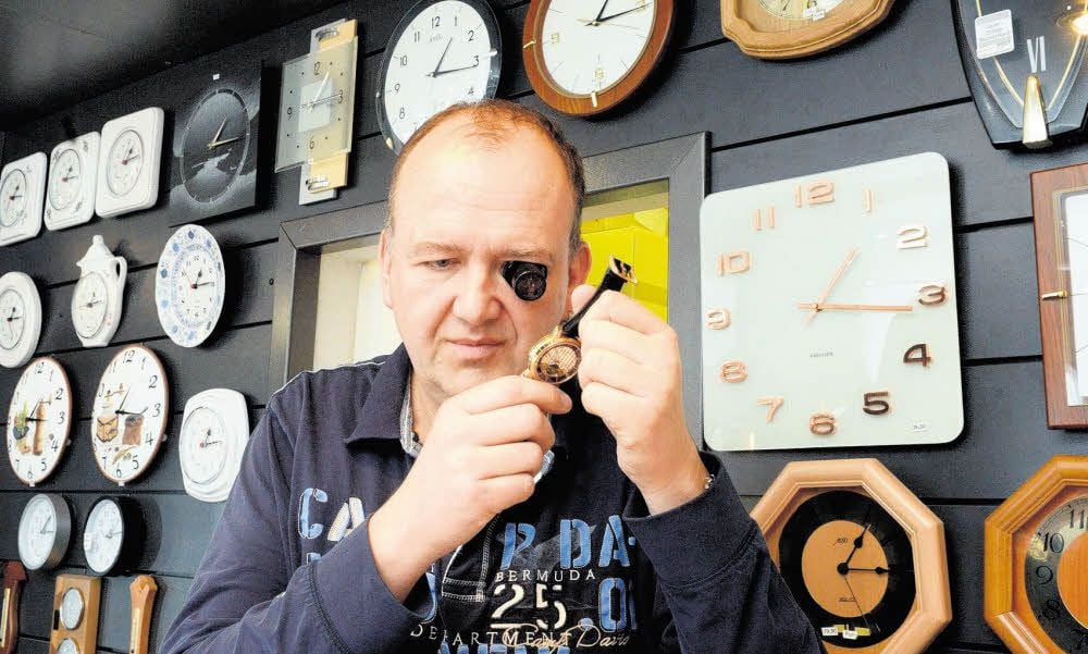 Der 40-Jährige Dirk Beyse repariert weiter Uhren. Die Insolvenz seines Unternehmen ist jetzt beendet.