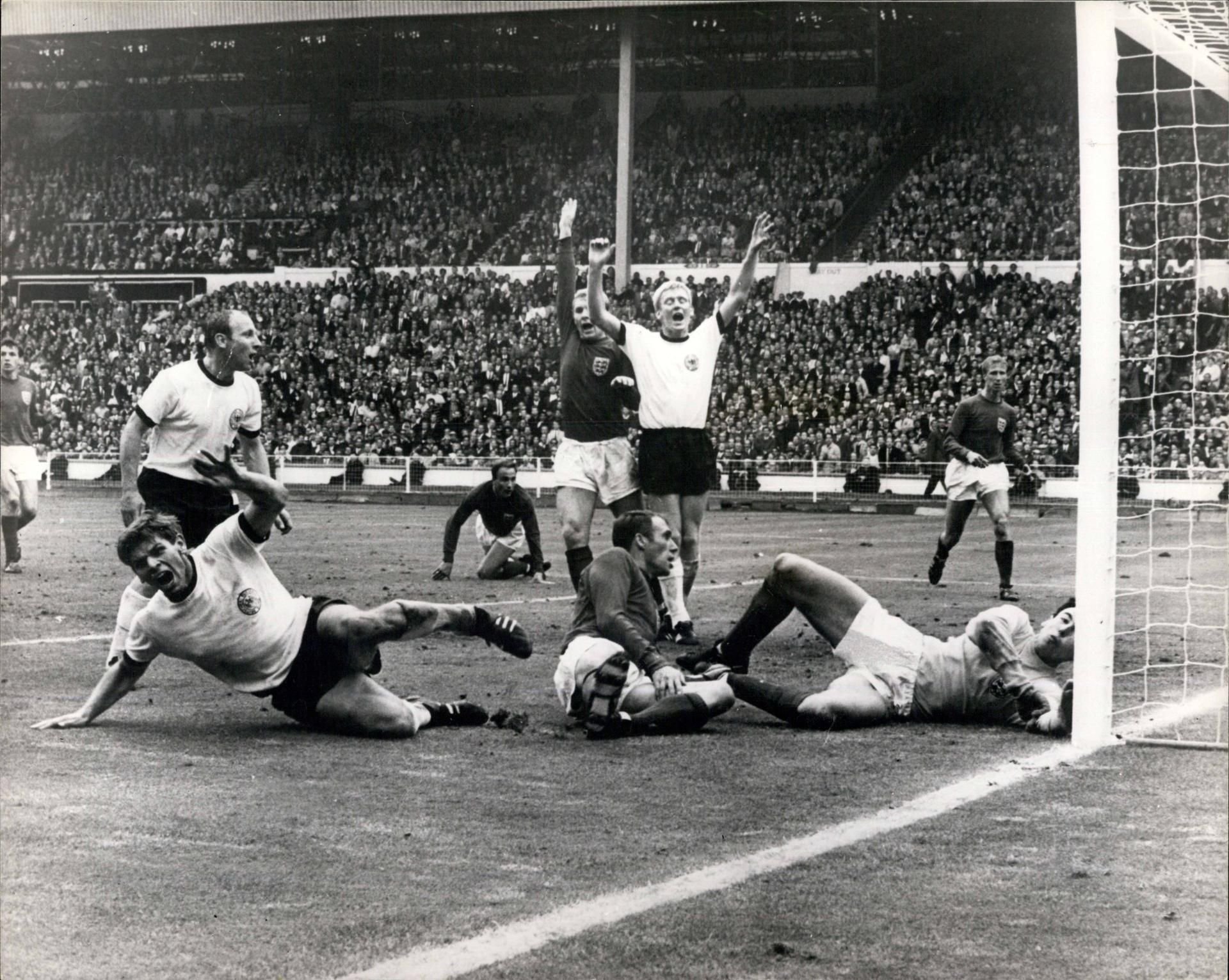 Wolfgang Weber hebt die Arme und freut sich über den späten 2:2-Ausgleichstreffer im WM-Finale von 1966. In der Verlängerung gewann England durch das legendäre Wembley-Tor, das keines war.