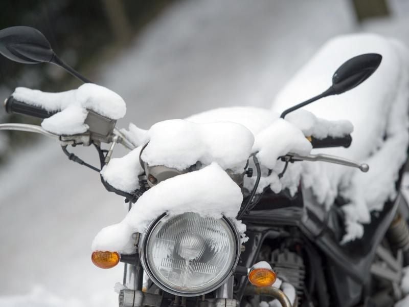 Es gibt keine Winterreifenplicht für Motorräder, bei winterlichen Straßenverhältnissen ist jedoch das Höchsttempo von 50 km/h einzuhalten. Foto: Arno Burgi/dpa-Zentralbild/dpa