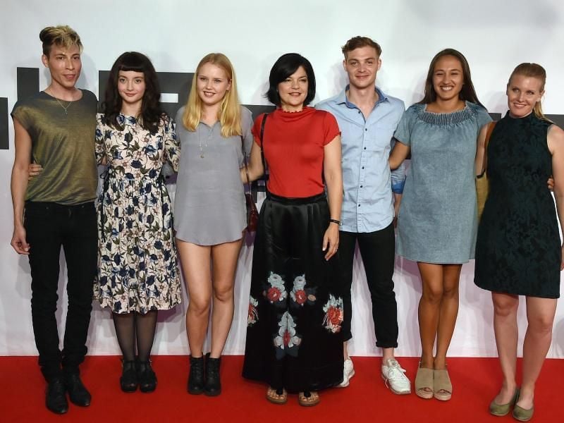 Der Regisseur Von „Starnberg Bubblegums” Benjamin Teske (l.) auf dem Roten Teppich mit seinen Schauspielern (l-r) Gloria Endres de Oliveira, Eva Nürnberg, Jasmin Tabatabai, David Schütter und zwei Begleiterinnen. Foto: Carmen Jaspersen