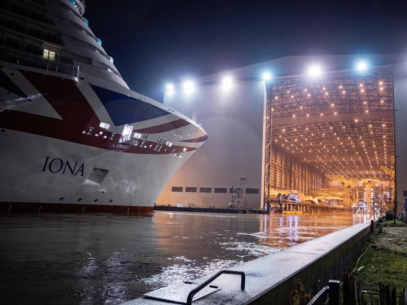 Auf der Papenburger Meyer-Werft wird das neue Kreuzfahrtschiff Iona ausgedockt. Foto: Martin Remmers/dpa