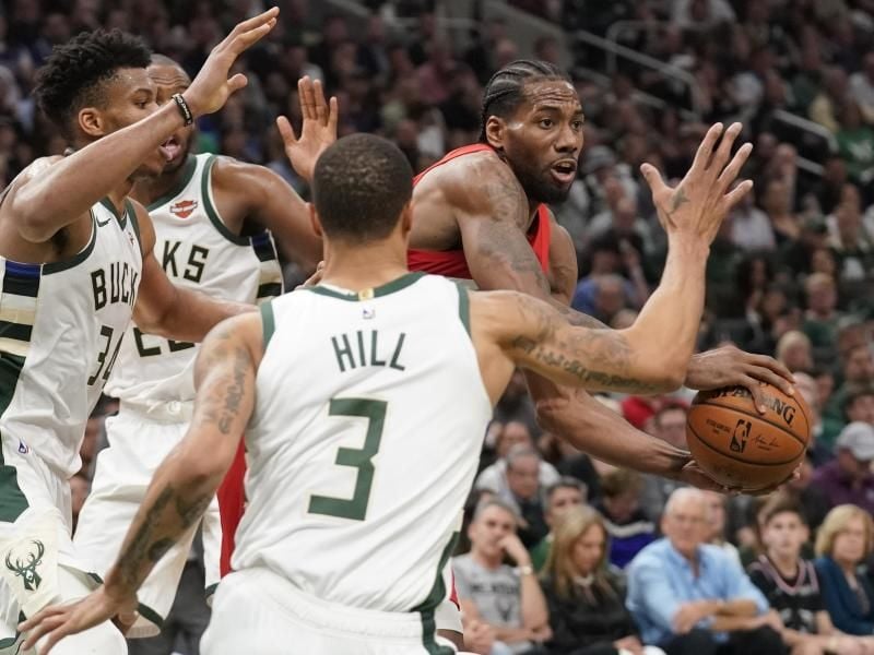 Kawhi Leonard (r) setzt sich gleich gegen drei Gegenspieler durch. Foto: Morry Gash/AP