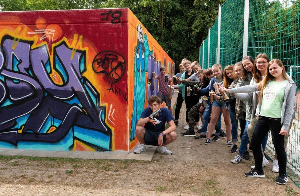 Schüler der Klassenstufen sieben bis neun zeigen die von ihnen gestalteten Garagen.