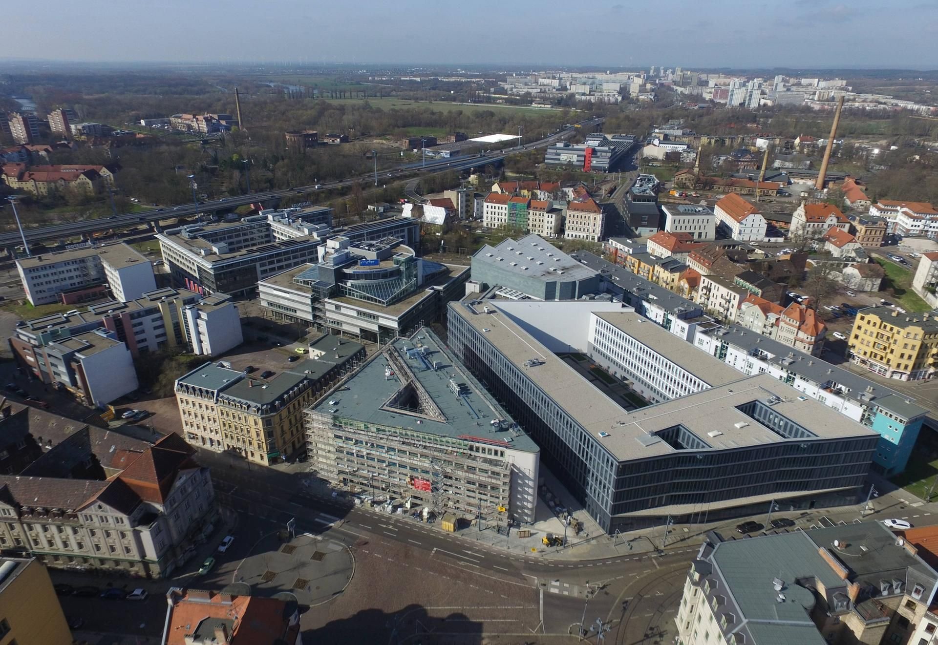 Blick auf das Finanzamt am Hallmarkt in Halle