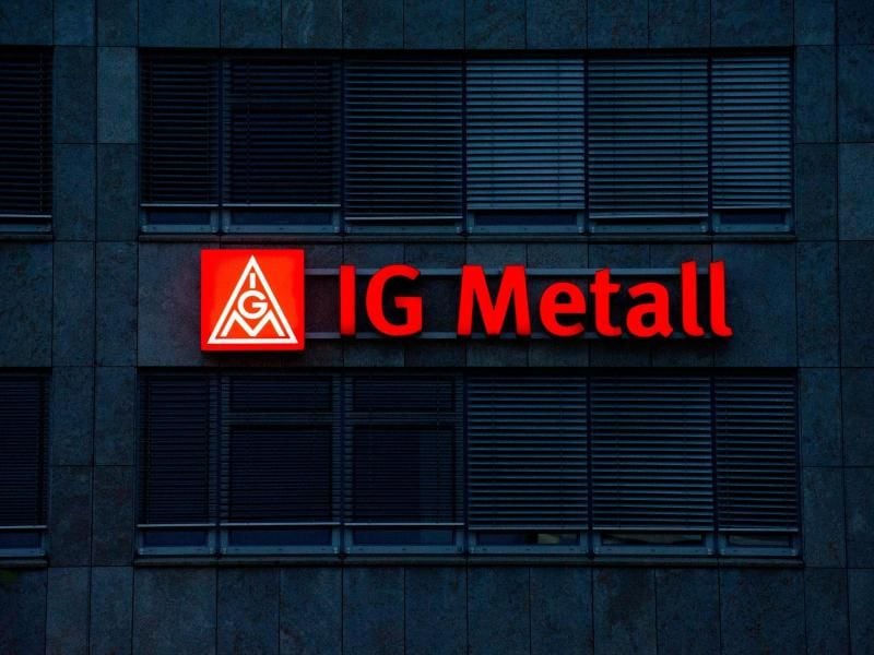 Das beleuchtete IG Metall-Logo ist an der Fassade der IG Metall-Verwaltungsstelle zu sehen. Foto: Marijan Murat/dpa