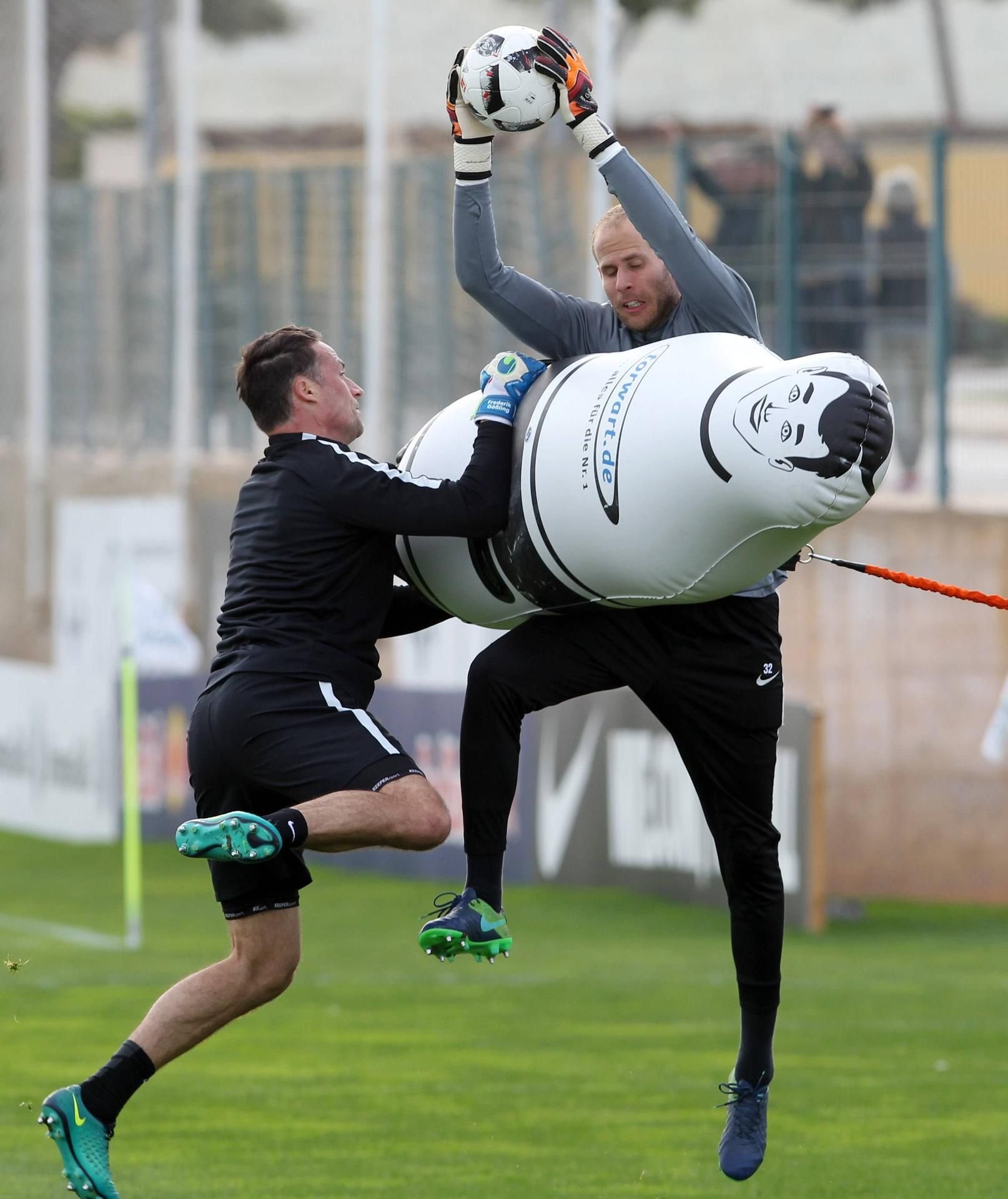 Torwarttrainer Frederik Gößling und Torwart Peter Gulacsi trainieren in Lagos (Portugal) für den Rückrundenstart.