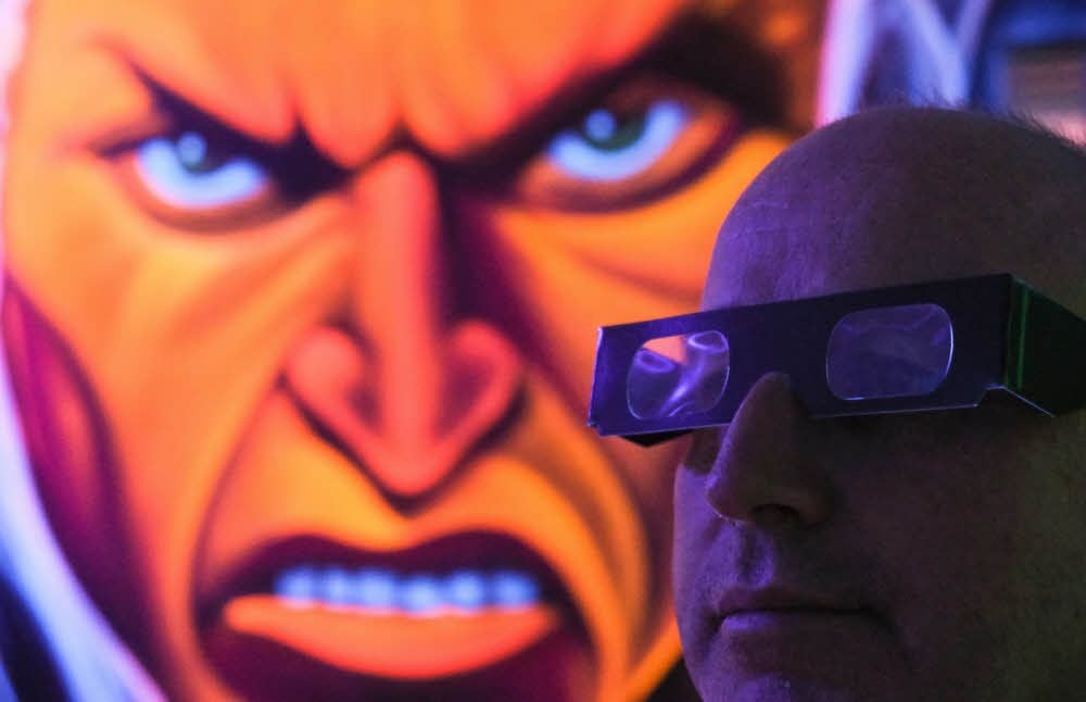 Erst mit der 3-D-Brille erwachen die bunten Räume zum Leben.