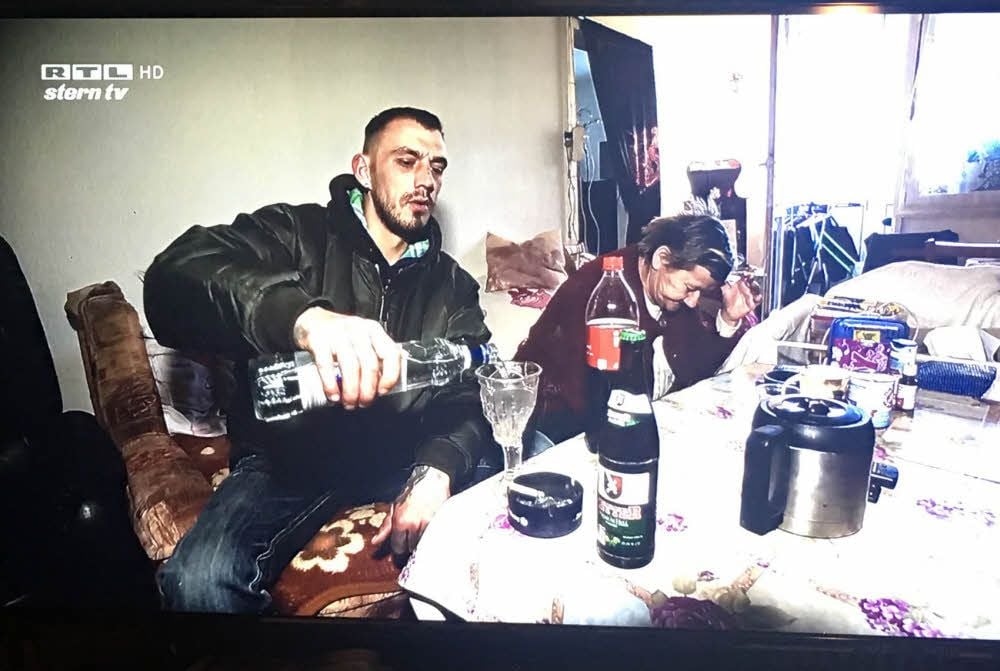 Ohne Alkohol scheint es nicht zu gehen: Ritter-Sohn Christopher schenkt sich Hochprozentiges nach. Karin Ritter senkt resigniert ihren Kopf.