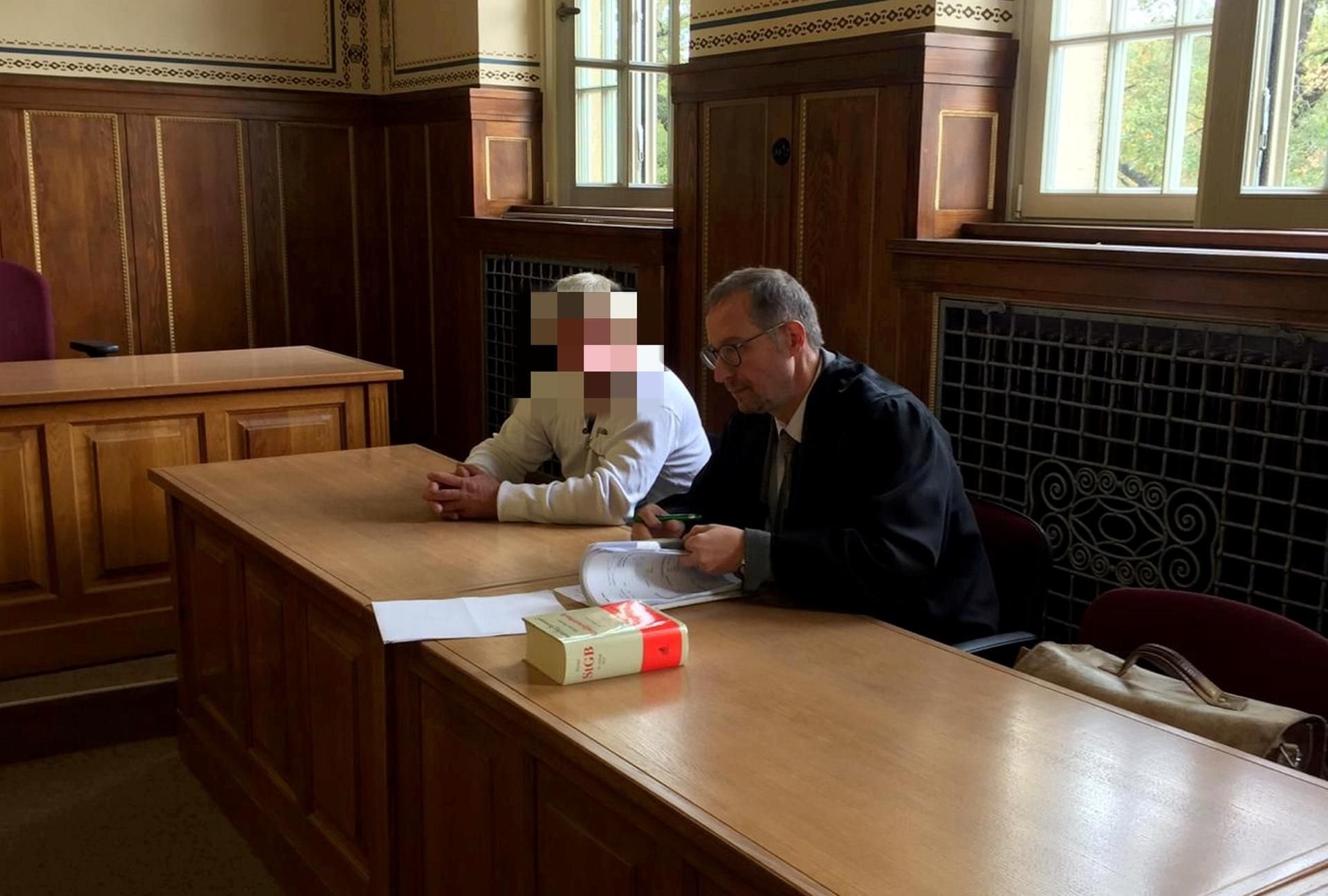 Der Ex-Lebensgefährte der Frau aus Benndorfer, die zwei Säuglinge getötet haben soll, sitzt mit seinem Anwalt auf der Anklagebank im Amtsgericht in Eisleben.