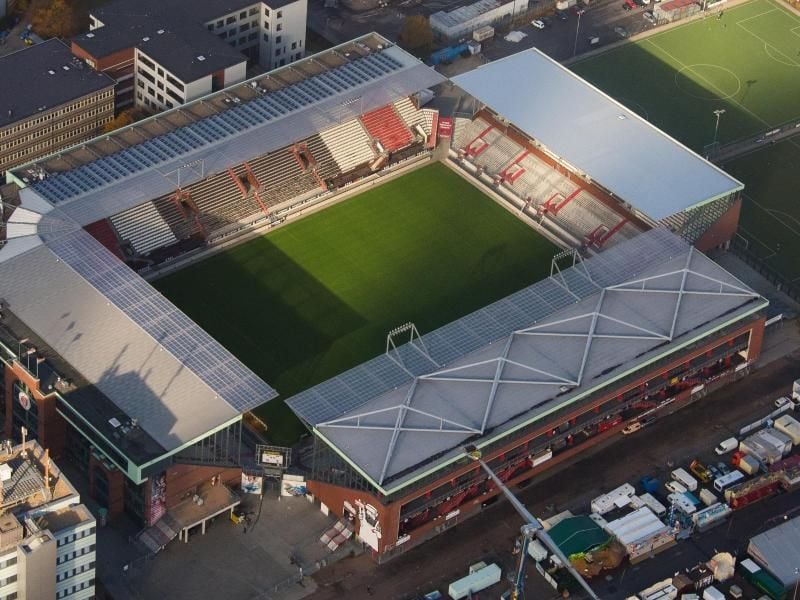 Blick am 08.11.2015 in Hamburg auf das Millerntor-Stadion vom Fußballverein FC St. Pauli. Foto: Daniel Bockwoldt/Archivbild