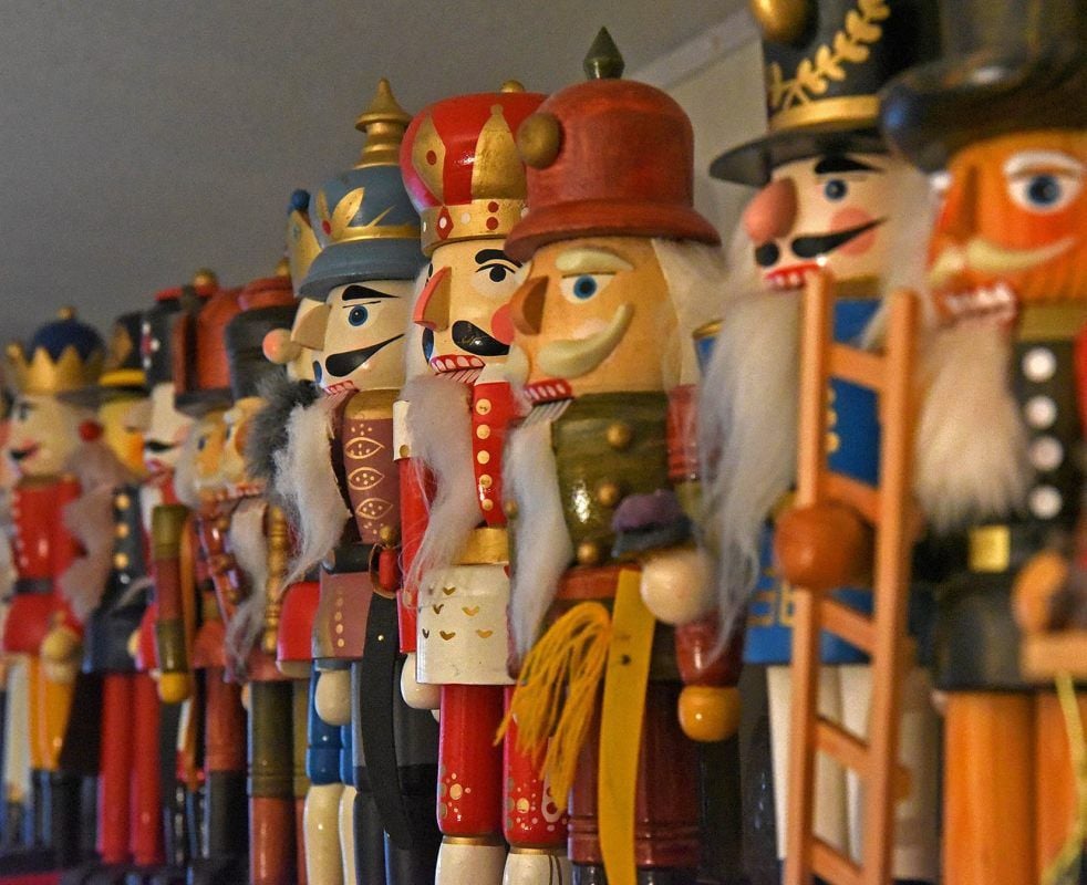 Dicht gedrängt stehen die schmucken Nussknacker im Wohnzimmer der Familie Stegmann in Aschersleben.