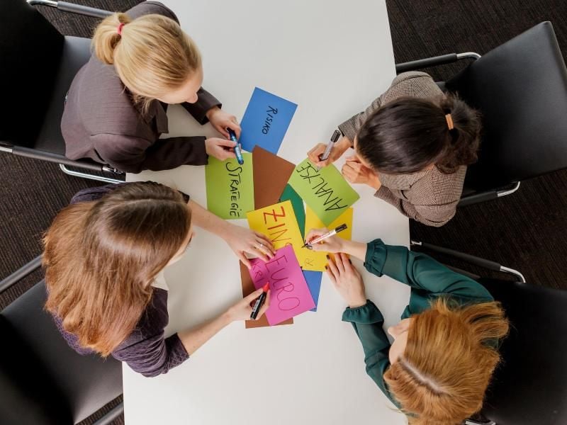 Auf der Suche nach neuen Ideen kann Brainstormen in der Gruppe helfen. Foto: Monique Wüstenhagen