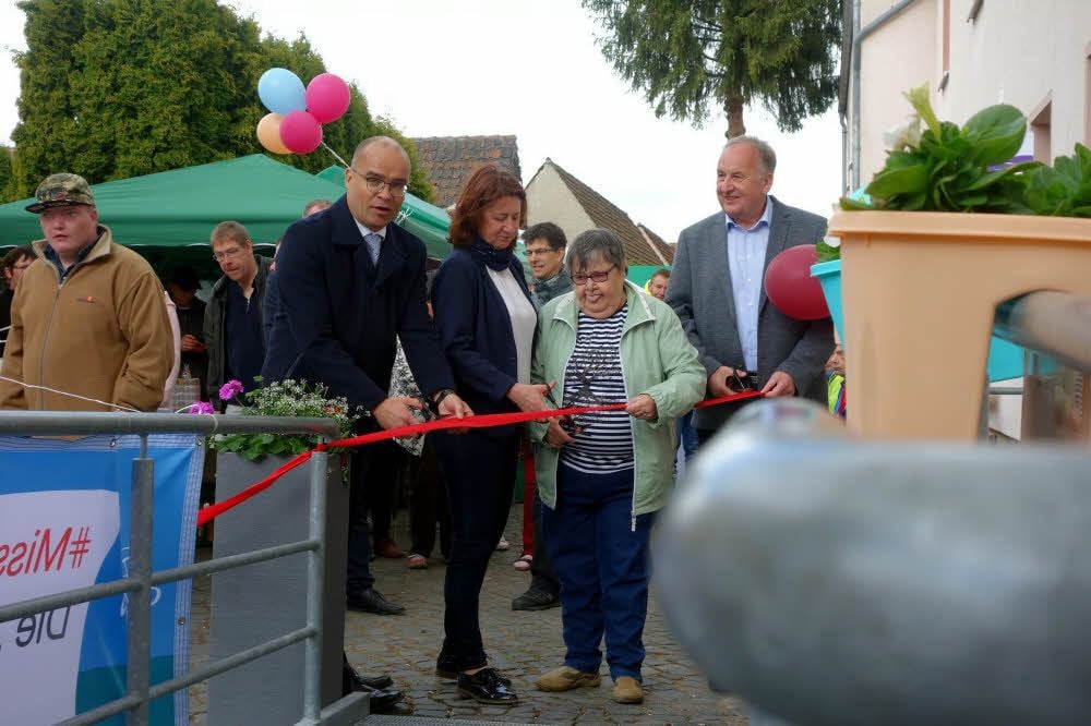 René Strutzberg, Anja Hille, Erna Peitner und Reiner Olbrich (von links) beim symbolischen Band-Durchschnitt.