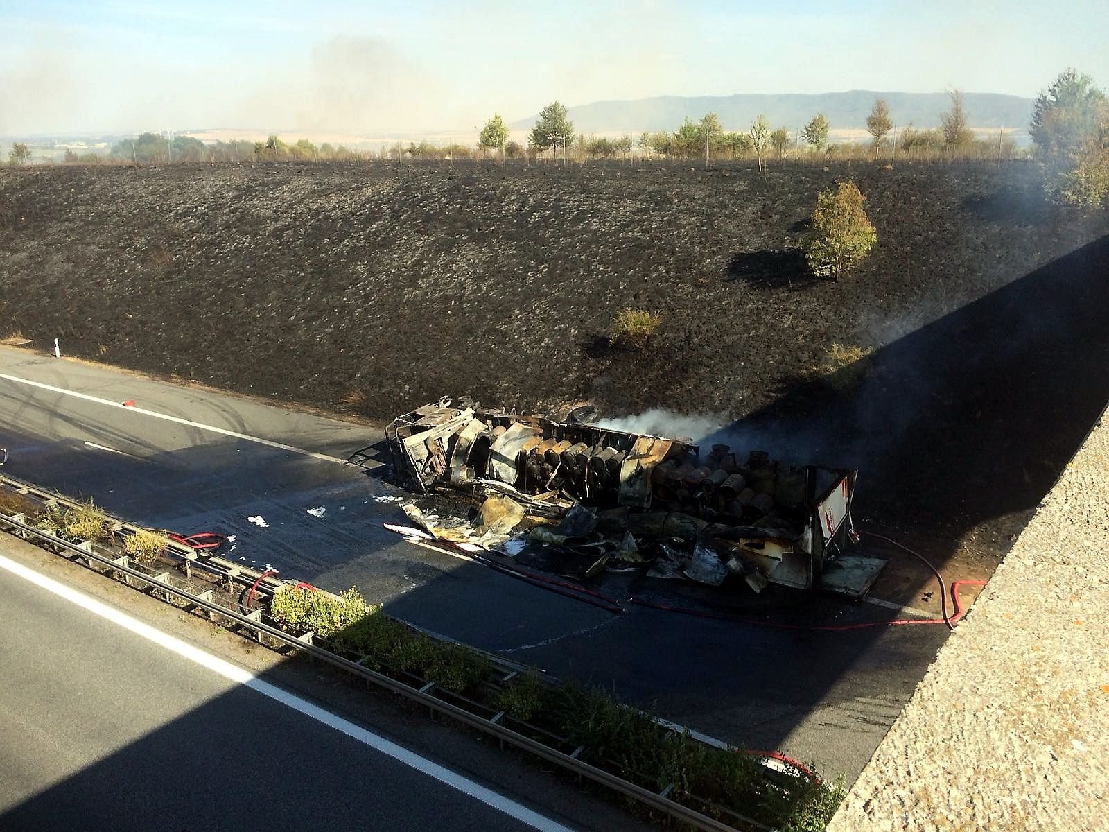 Der Lkw ist auf der A38 ausgebrannt.