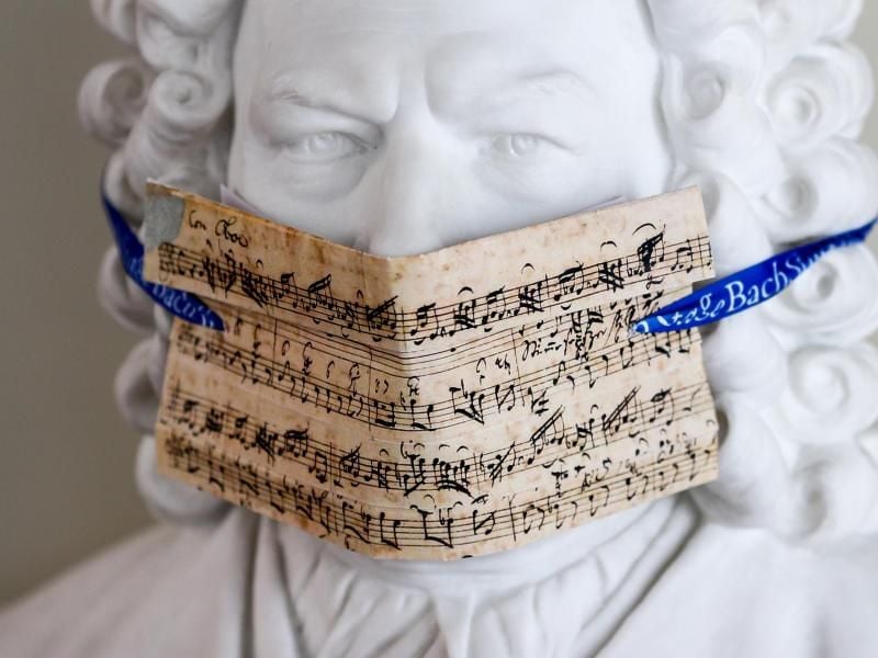 Eine Büste von Bach mit einem Mundschutz aus Noten der Kantate "Mein Herze schwimmt im Blut" im Bach-Archiv Leipzig. Foto: Jan Woitas/dpa-Zentralbild/dpa