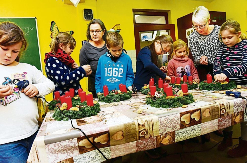 Berufsorientierung: Die Kinder Paula, Carrie, Ben Erik, Amelie, Alina und Anna-Lena (von links) aus der Eisleber Torgartenschule basteln mit den Betreuerinnen Barbara Flammann (links) und Annett Streuber Adventsgestecke.
