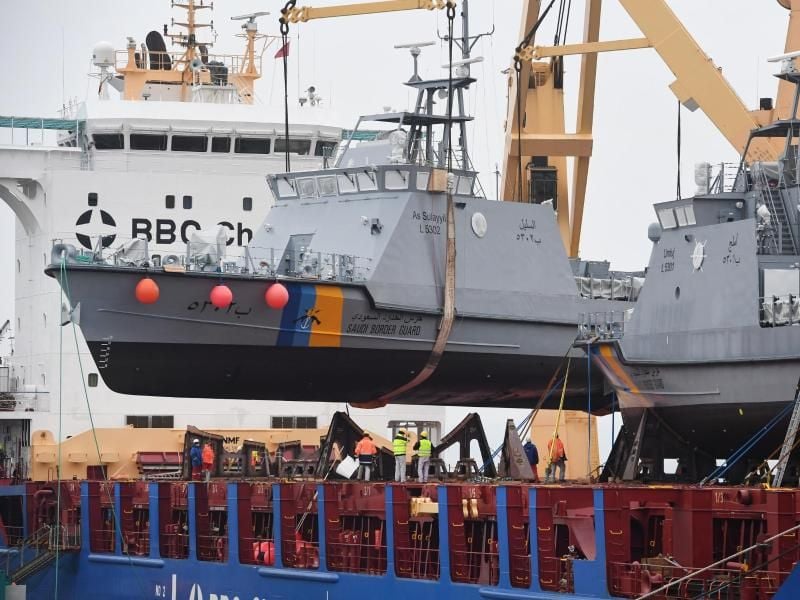Ein Küstenschutzboot für Saudi-Arabien wird im Hafen von Mukran bei Sassnitz auf ein Transportschiff verladen. Foto: Stefan Sauer/Archiv
